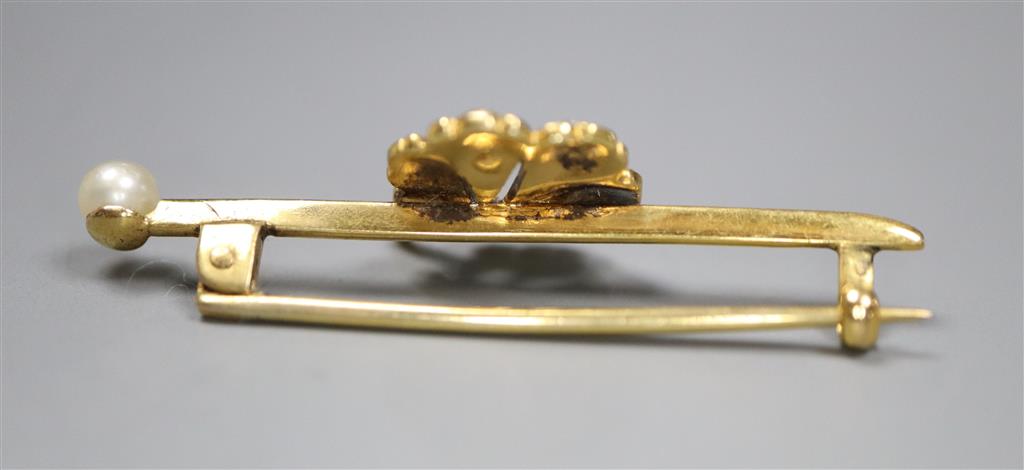 A yellow metal and graduated seed pearl set flower head bar brooch, 42mm, gross 3.3 grams.